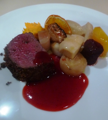 rôti de filet de biche,biche,cèpes,sucre roux,pralin,amandes,beurre,potimaron,crème epaisse,muscade,piment,crème liquide,vinaigre de vin blanc,betteraves,sucre en poudre,orange,vinaigre de vin rouge,framboises,jus de choucroute,huile d'olive,vinaigre balsamique blanc,panais,racine de persil,rutabaga,navets boule d'or,patisson,moutarde,oignons