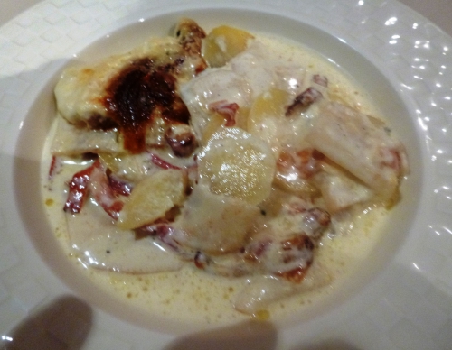 céleri rave,pommes de terre,ail,gruyère,speck,lard fûmé,crème liquide,muscade,gorgonzola,beurre