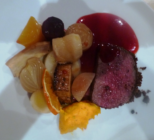 rôti de filet de biche,biche,cèpes,sucre roux,pralin,amandes,beurre,potimaron,crème epaisse,muscade,piment,crème liquide,vinaigre de vin blanc,betteraves,sucre en poudre,orange,vinaigre de vin rouge,framboises,jus de choucroute,huile d'olive,vinaigre balsamique blanc,panais,racine de persil,rutabaga,navets boule d'or,patisson,moutarde,oignons