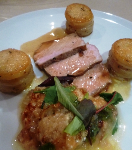 porc,oignons doux,cevennes,parmesan,beurre salé,graisse d'oie,vinaigre à l'estragon,romarin,thym,laurier,carottes,pommes de terre,fond brun,champignons,cidre brut,mesclun,citron,fleur de sel au poivres du monde