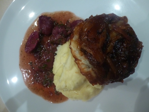 chicons,orange,vinaigre balsamique,pâte feuilletée,miel de gaume,pommes de terre,herve,beurre,lait,gésiers de canard,moutarde,porto,fond de gibier,oignons rouges,muscade,persil,compote d'airelles à l'orange