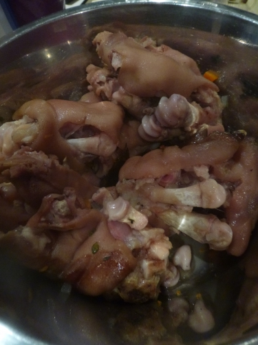 porc,pieds de porc,laurier,thym,carottes,oignons,echalotes,céleri rave,moutarde,crème,vinaigre,vinaigre de xères,huile d'arachide,huile de noisettes