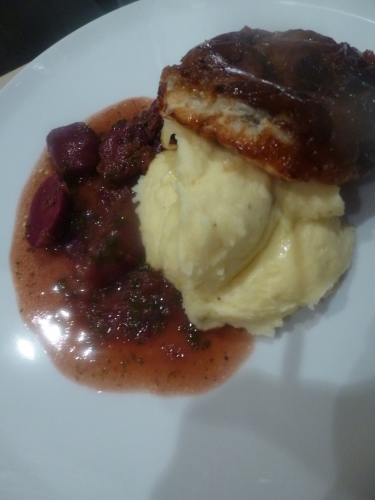 chicons,orange,vinaigre balsamique,pâte feuilletée,miel de gaume,pommes de terre,herve,beurre,lait,gésiers de canard,moutarde,porto,fond de gibier,oignons rouges,muscade,persil,compote d'airelles à l'orange