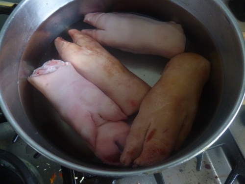 porc,pieds de porc,laurier,thym,carottes,oignons,echalotes,céleri rave,moutarde,crème,vinaigre,vinaigre de xères,huile d'arachide,huile de noisettes