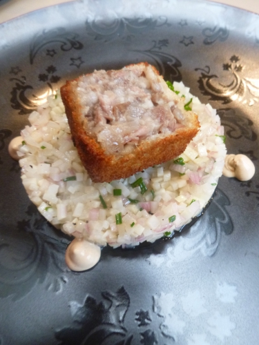 porc,pieds de porc,laurier,thym,carottes,oignons,echalotes,céleri rave,moutarde,crème,vinaigre,vinaigre de xères,huile d'arachide,huile de noisettes