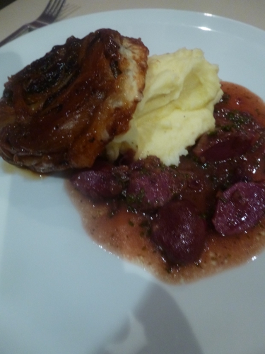 chicons,orange,vinaigre balsamique,pâte feuilletée,miel de gaume,pommes de terre,herve,beurre,lait,gésiers de canard,moutarde,porto,fond de gibier,oignons rouges,muscade,persil,compote d'airelles à l'orange