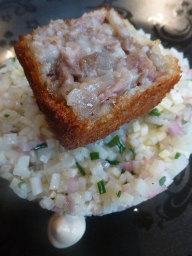 porc,pieds de porc,laurier,thym,carottes,oignons,echalotes,céleri rave,moutarde,crème,vinaigre,vinaigre de xères,huile d'arachide,huile de noisettes