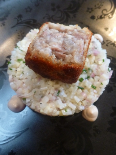 porc,pieds de porc,laurier,thym,carottes,oignons,echalotes,céleri rave,moutarde,crème,vinaigre,vinaigre de xères,huile d'arachide,huile de noisettes