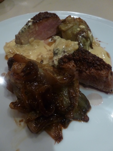 cèpes,sucre roux,pralin,amandes en poudre,pain,beurre,marcassin,filet de marcassin,sirop d'erable,chicorée,chicon,muscade,crème,stilton,jus de poire,vin blanc,echalote,ail,poire