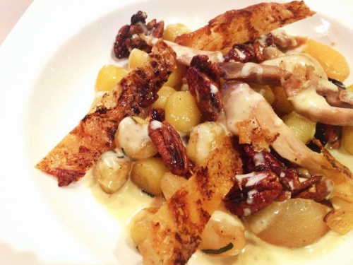 cuisses de poulet,gnocchi,sauge,stilton,crème,noix de pécan,poires,sucre