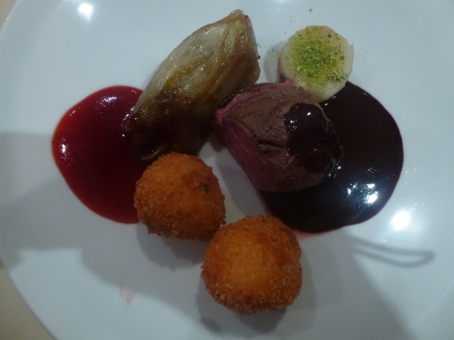 dechets de gibier,oignons,biche,carottes,celeri vert,persil,thym,laurier,ail,clou de girofle,baies de genievre,vin rouge,vinaigre de vin rouge,vinaigre de xeres,cognac,huile d'olive,echalotes,sang de lievre,porto,fond de gibier,fond blanc de veau,chocolat,gelee de framboises,creme,lait,beurre sale,pommes de terre,mimolette vieille,farine,oeufs,panko,betteraves,sucre,framboises,poivre noir,chicons,bouillon de légumes,chicorée,muscade,céleri rave,céleri branche,sel de guérande