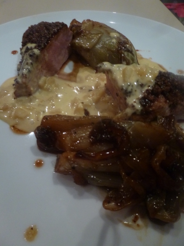 cèpes,sucre roux,pralin,amandes en poudre,pain,beurre,marcassin,filet de marcassin,sirop d'erable,chicorée,chicon,muscade,crème,stilton,jus de poire,vin blanc,echalote,ail,poire