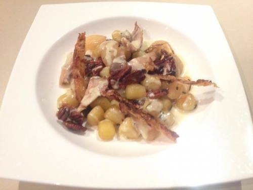cuisses de poulet,gnocchi,sauge,stilton,crème,noix de pécan,poires,sucre
