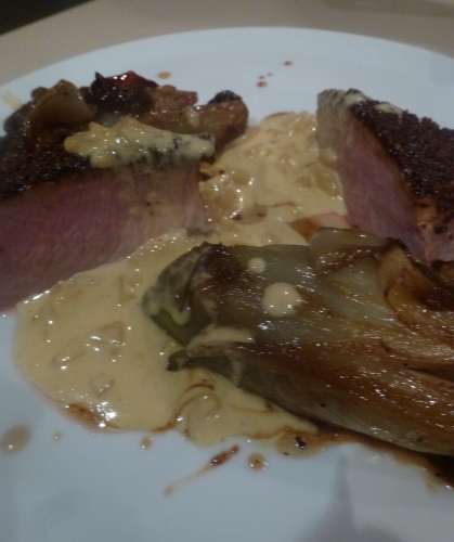 cèpes,sucre roux,pralin,amandes en poudre,pain,beurre,marcassin,filet de marcassin,sirop d'erable,chicorée,chicon,muscade,crème,stilton,jus de poire,vin blanc,echalote,ail,poire