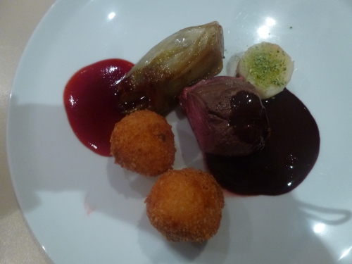 dechets de gibier,oignons,biche,carottes,celeri vert,persil,thym,laurier,ail,clou de girofle,baies de genievre,vin rouge,vinaigre de vin rouge,vinaigre de xeres,cognac,huile d'olive,echalotes,sang de lievre,porto,fond de gibier,fond blanc de veau,chocolat,gelee de framboises,creme,lait,beurre sale,pommes de terre,mimolette vieille,farine,oeufs,panko,betteraves,sucre,framboises,poivre noir,chicons,bouillon de légumes,chicorée,muscade,céleri rave,céleri branche,sel de guérande