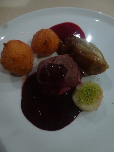 dechets de gibier,oignons,biche,carottes,celeri vert,persil,thym,laurier,ail,clou de girofle,baies de genievre,vin rouge,vinaigre de vin rouge,vinaigre de xeres,cognac,huile d'olive,echalotes,sang de lievre,porto,fond de gibier,fond blanc de veau,chocolat,gelee de framboises,creme,lait,beurre sale,pommes de terre,mimolette vieille,farine,oeufs,panko,betteraves,sucre,framboises,poivre noir,chicons,bouillon de légumes,chicorée,muscade,céleri rave,céleri branche,sel de guérande