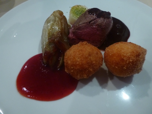 dechets de gibier,oignons,biche,carottes,celeri vert,persil,thym,laurier,ail,clou de girofle,baies de genievre,vin rouge,vinaigre de vin rouge,vinaigre de xeres,cognac,huile d'olive,echalotes,sang de lievre,porto,fond de gibier,fond blanc de veau,chocolat,gelee de framboises,creme,lait,beurre sale,pommes de terre,mimolette vieille,farine,oeufs,panko,betteraves,sucre,framboises,poivre noir,chicons,bouillon de légumes,chicorée,muscade,céleri rave,céleri branche,sel de guérande