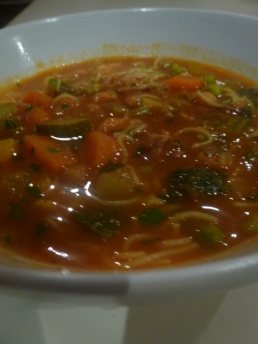 agneau,oignons,ail,tomates,coriandre,menthe,céleri,carottes,courgette,pomme de terre,fèves,petits pois,pois chiches,cheveux d'anges,concentré de tomates,cannelle,curcuma,paprika,gingembre,ras-el-hanout