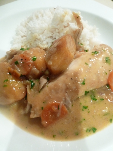 poulet fermier,oignons rouges,carottes,ail,paprika,gingembre,kakis persimon,miel,sauce soja,vinaigre de riz,crème de coco,bouillon de volaille,coriandre,huile d'olive