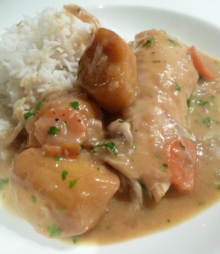 poulet fermier,oignons rouges,carottes,ail,paprika,gingembre,kakis persimon,miel,sauce soja,vinaigre de riz,crème de coco,bouillon de volaille,coriandre,huile d'olive