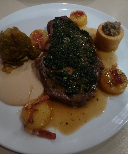 entrecôte,monbéliarde,pommes de terre,champignons,estragon,fond brun,fond blanc,jambon à l'os,ail,persil,echalote,thym,laurier,cocos de paimpol,bouillon de volaille,crème,vinaigre d'estragon,piment d'espelette,choux verts frisé,lard fûmé