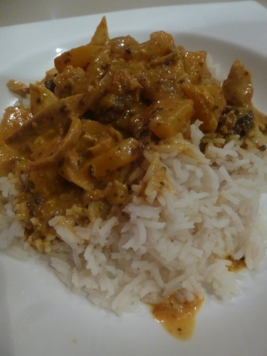 pâte de curry rouge,curcuma,ail,gingembre,cumin,huile de riz,beurre,farine,curry madras,cardamome,raisins secs,citronnelle,ananas,jus d'ananas,fond de volaille,jus de volaille,poulet rôti,crème de coco,sucre de canne