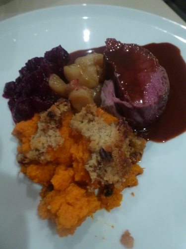 patates douces,ail,oeufs,beurre,crème,noix de pécan,sucre de canne,farine,ras el hanout,navets,miel,poivre du kerala,maury,céleri,echalote,carotte,thym,orange,fond de volaille,fond de gibier,chocolat noir,faon,betteraves,dattes medjoul,cognac,citron,vinaigre de xères,bouillon de volaille,huile d'olive