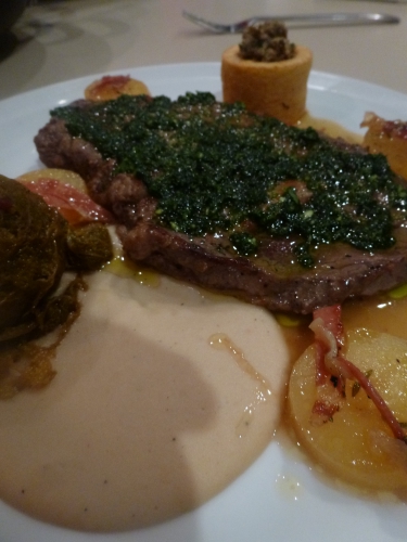 entrecôte,monbéliarde,pommes de terre,champignons,estragon,fond brun,fond blanc,jambon à l'os,ail,persil,echalote,thym,laurier,cocos de paimpol,bouillon de volaille,crème,vinaigre d'estragon,piment d'espelette,choux verts frisé,lard fûmé