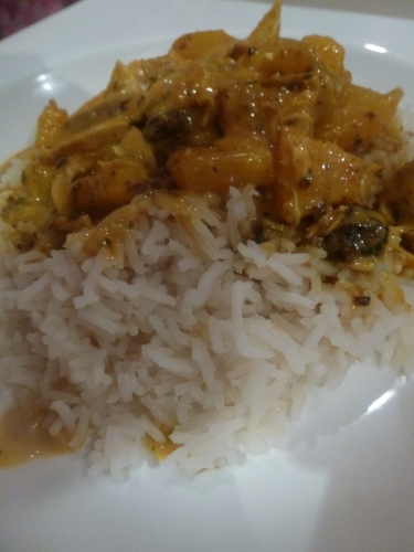 pâte de curry rouge,curcuma,ail,gingembre,cumin,huile de riz,beurre,farine,curry madras,cardamome,raisins secs,citronnelle,ananas,jus d'ananas,fond de volaille,jus de volaille,poulet rôti,crème de coco,sucre de canne