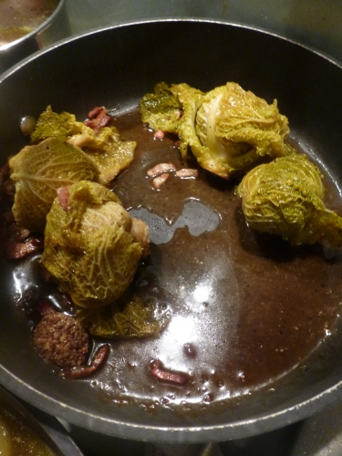 entrecôte,monbéliarde,pommes de terre,champignons,estragon,fond brun,fond blanc,jambon à l'os,ail,persil,echalote,thym,laurier,cocos de paimpol,bouillon de volaille,crème,vinaigre d'estragon,piment d'espelette,choux verts frisé,lard fûmé