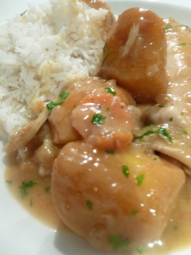 poulet fermier,oignons rouges,carottes,ail,paprika,gingembre,kakis persimon,miel,sauce soja,vinaigre de riz,crème de coco,bouillon de volaille,coriandre,huile d'olive