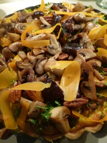 farine,beurre,mimolette,oeuf,champignin de paris,marrons,champignons sauvages,carottes,echalotte,lard,citron,ail,cerfeuil,noix de pécan,crème,persil,vinaigre de xères,vinaigre balsamique,cayenne,muscade