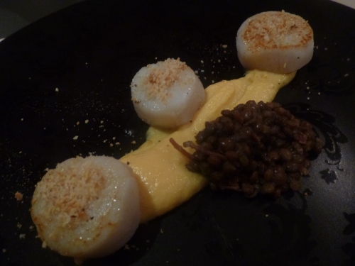 Coquilles St Jacques, Noisettes, Sel, Panais, Mimolette, Lentilles, Vinaigre de Xères, Espresso, Jambon de Bayonne, Crème, Lait, Bouillon de Volaille, Oignon Rouge, Girofle, Baies de Genièvre, Carotte, Céleri, Ail, Bouquet Garni, Mycrio, Citron Vert