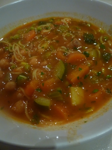 agneau,oignons,ail,tomates,coriandre,menthe,céleri,carottes,courgette,pomme de terre,fèves,petits pois,pois chiches,cheveux d'anges,concentré de tomates,cannelle,curcuma,paprika,gingembre,ras-el-hanout