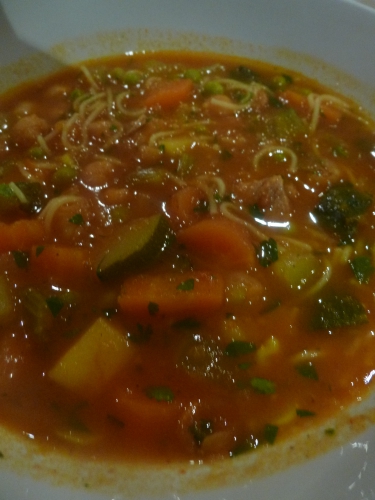 agneau,oignons,ail,tomates,coriandre,menthe,céleri,carottes,courgette,pomme de terre,fèves,petits pois,pois chiches,cheveux d'anges,concentré de tomates,cannelle,curcuma,paprika,gingembre,ras-el-hanout