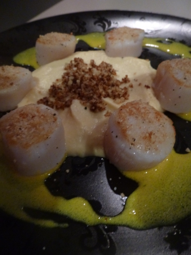 choufleur,mimolette,crème,lait,beurre,bouillon de volaille,citron,noisettes,fleur de sel,coquilles st jacques,mycrio,citron vert,echalotes,safran,curcuma,vin blanc sec,noilly prat,fumet de poisson