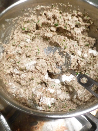 entrecôte,monbéliarde,pommes de terre,champignons,estragon,fond brun,fond blanc,jambon à l'os,ail,persil,echalote,thym,laurier,cocos de paimpol,bouillon de volaille,crème,vinaigre d'estragon,piment d'espelette,choux verts frisé,lard fûmé