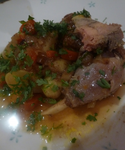 Pintade, Foie Gras, Vin Jaune, Oignons, Carotte, Echalotes, Fond de Volaille, Baies de Genièvre, Thym, Laurier, Huile d'Olive, Cerfeuil