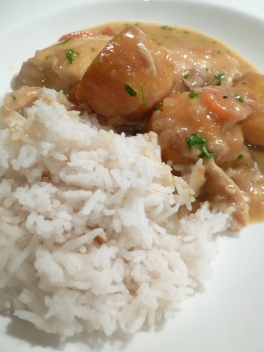 poulet fermier,oignons rouges,carottes,ail,paprika,gingembre,kakis persimon,miel,sauce soja,vinaigre de riz,crème de coco,bouillon de volaille,coriandre,huile d'olive