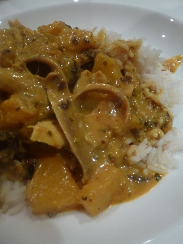 pâte de curry rouge,curcuma,ail,gingembre,cumin,huile de riz,beurre,farine,curry madras,cardamome,raisins secs,citronnelle,ananas,jus d'ananas,fond de volaille,jus de volaille,poulet rôti,crème de coco,sucre de canne