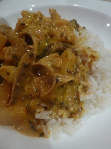 pâte de curry rouge,curcuma,ail,gingembre,cumin,huile de riz,beurre,farine,curry madras,cardamome,raisins secs,citronnelle,ananas,jus d'ananas,fond de volaille,jus de volaille,poulet rôti,crème de coco,sucre de canne
