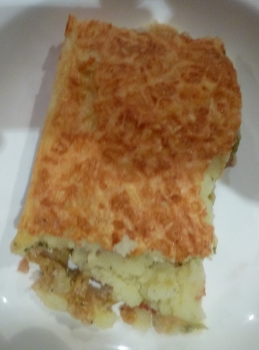 chou vert frisé,pomme de terren,carottes,oignon,ail,thym,bouillon de volaille,gruyère,beurre,lait,lardons,muscade,saucisse de morteau