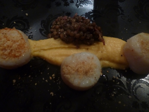 Coquilles St Jacques, Noisettes, Sel, Panais, Mimolette, Lentilles, Vinaigre de Xères, Espresso, Jambon de Bayonne, Crème, Lait, Bouillon de Volaille, Oignon Rouge, Girofle, Baies de Genièvre, Carotte, Céleri, Ail, Bouquet Garni, Mycrio, Citron Vert