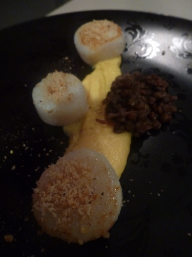 Coquilles St Jacques, Noisettes, Sel, Panais, Mimolette, Lentilles, Vinaigre de Xères, Espresso, Jambon de Bayonne, Crème, Lait, Bouillon de Volaille, Oignon Rouge, Girofle, Baies de Genièvre, Carotte, Céleri, Ail, Bouquet Garni, Mycrio, Citron Vert