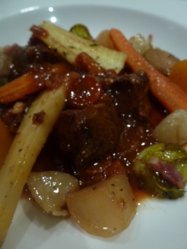 joues de porc,westmalle,oignon,ail,sucre brun,fond brun,abricot sec,carottes,purée de tomates,thym,laurier,persil,cannelle,badiane,girofle,moutarde,farine,topinambour,panais,navet,potimarron,choux de bruxelles,lard fûmé,balsamique,sucre,cumin,vinaigre,beurre,oignon rouge,bouillon de volaille,citron,muscade