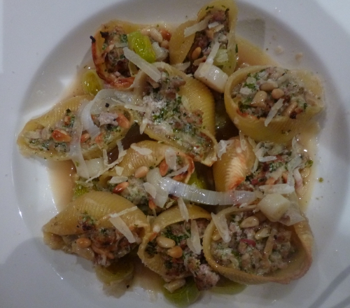 conchiglione,veau,lard fumé,oignon,ail,fond de veau,vin blanc sec,persil,ricotta,pignons de pin,huile d'olive