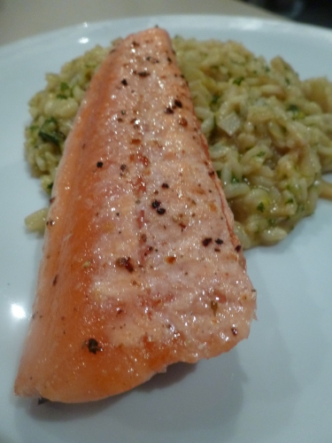 riz a risotto,fenouil,gingembre,saumon,jeunes oignons,echalotte,vin blanc,noilly prat,bouillon de volaille,bouillon de crustacés,épices lime and pepper,épices seafood and fish,parmesan,crème de coco,citron,persil