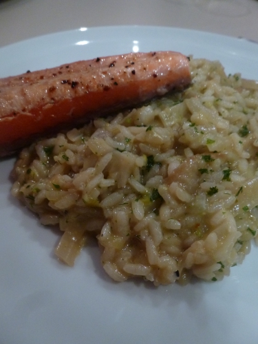 riz a risotto,fenouil,gingembre,saumon,jeunes oignons,echalotte,vin blanc,noilly prat,bouillon de volaille,bouillon de crustacés,épices lime and pepper,épices seafood and fish,parmesan,crème de coco,citron,persil