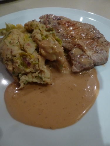 choux de bruxelles,pommes de terre,oignon rouge,gingembre,cannelle,muscade,confiture d'avricots,spiering,lard fumé,crème liquide,persil,bouillon de volaille,vinaigre balsamique,échalotes,ail,baies de genièvre,fond de gibier,airelles,porto,vin rouge,pain d'épices,vinaigre de framboises,stilton au porto,vin blanc sec,jus de poire