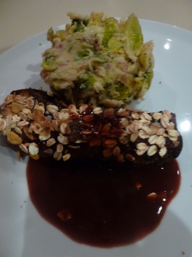 chevreuil,choux de bruxelles,oignon,oignon rouge,ail,thym,laurier,marsala,porto,vin rouge,bouillon de volaille,fond de gibier,confiture d'airelles,muscade,confiture d'abricots,vinaigre balsamique,lard fûmé,crème,persil,coriandre,baies de genièvre,muesli,échalotes,pain d'épices,vinaigre de framboise